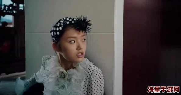 在被丑攻耸动的瞬间，双性美人如何用呻吟唤醒内心深处的欲望与自我认同？